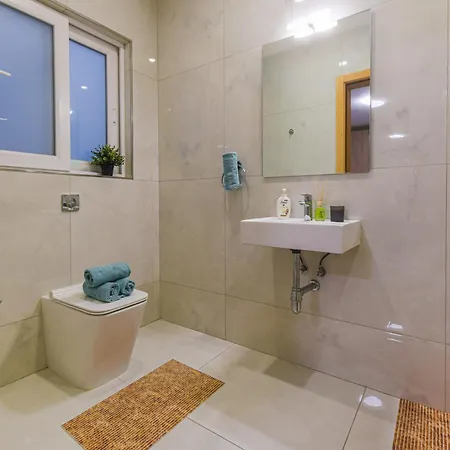 شقة New Spacious 3bdr 2 Bth Bugibba *