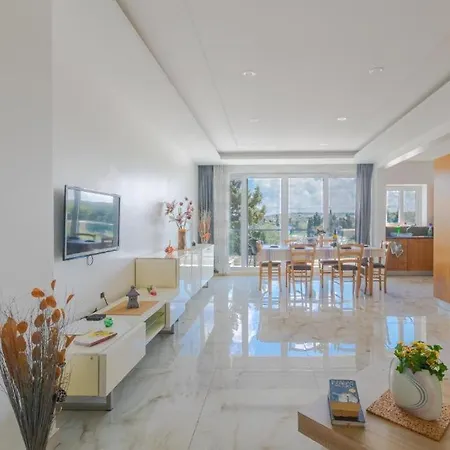 New Spacious 3bdr 2 Bth Bugibba Apartment