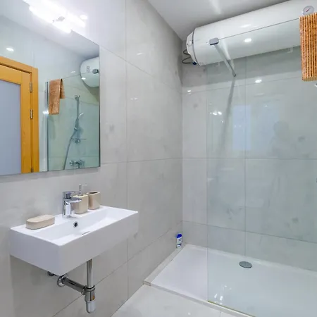 New Spacious 3bdr 2 Bth Bugibba Apartment *