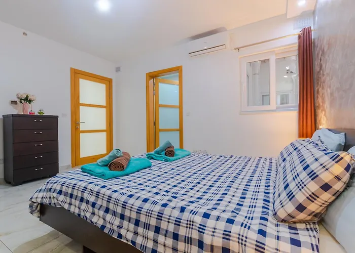 New Spacious 3bdr 2 Bth Bugibba St. Paul's Bay