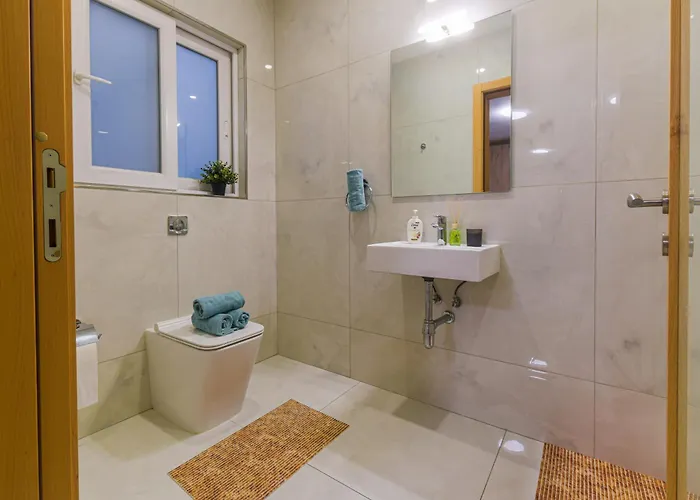 Апартаменты New Spacious 3bdr 2 Bth Bugibba *