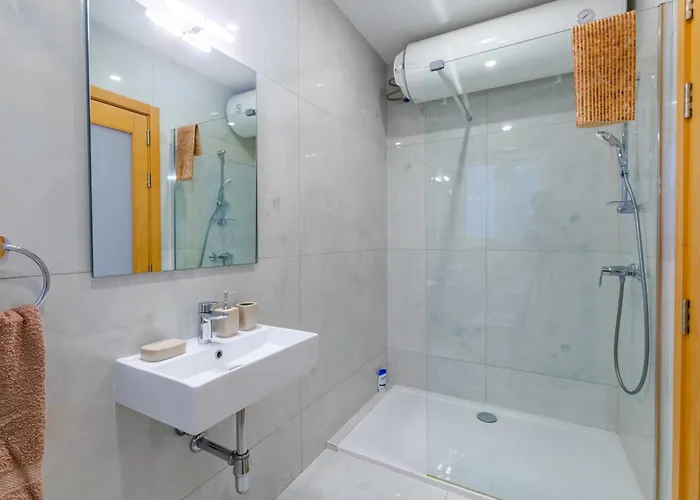 New Spacious 3bdr 2 Bth Bugibba Apartment *